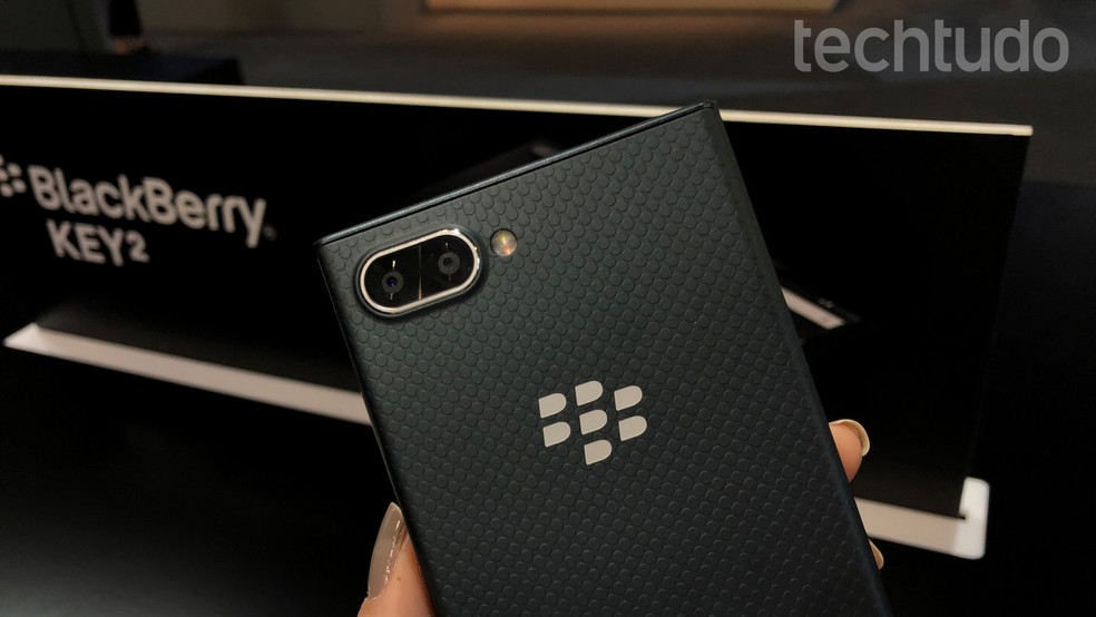 Testamos o BlackBerry Key2 LE, celular com teclado físico e menor