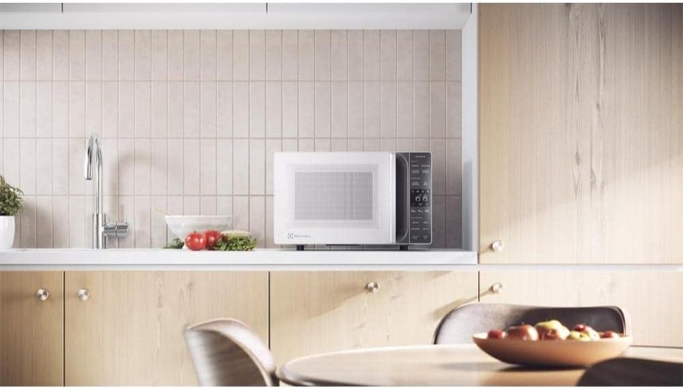 Mesmo sendo utiizado de forma esporádica, micro-ondas deve ser ligado apenas na tomada — Foto: Amazon