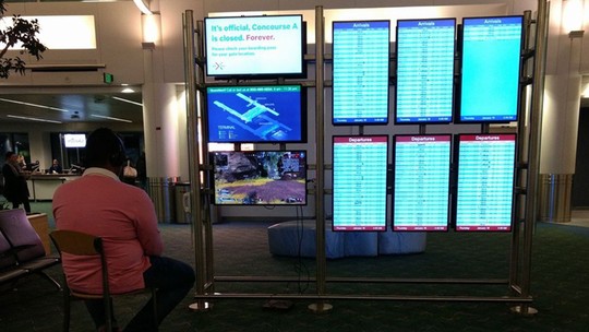 Homem usa monitor do aeroporto para jogar PS4; veja caso