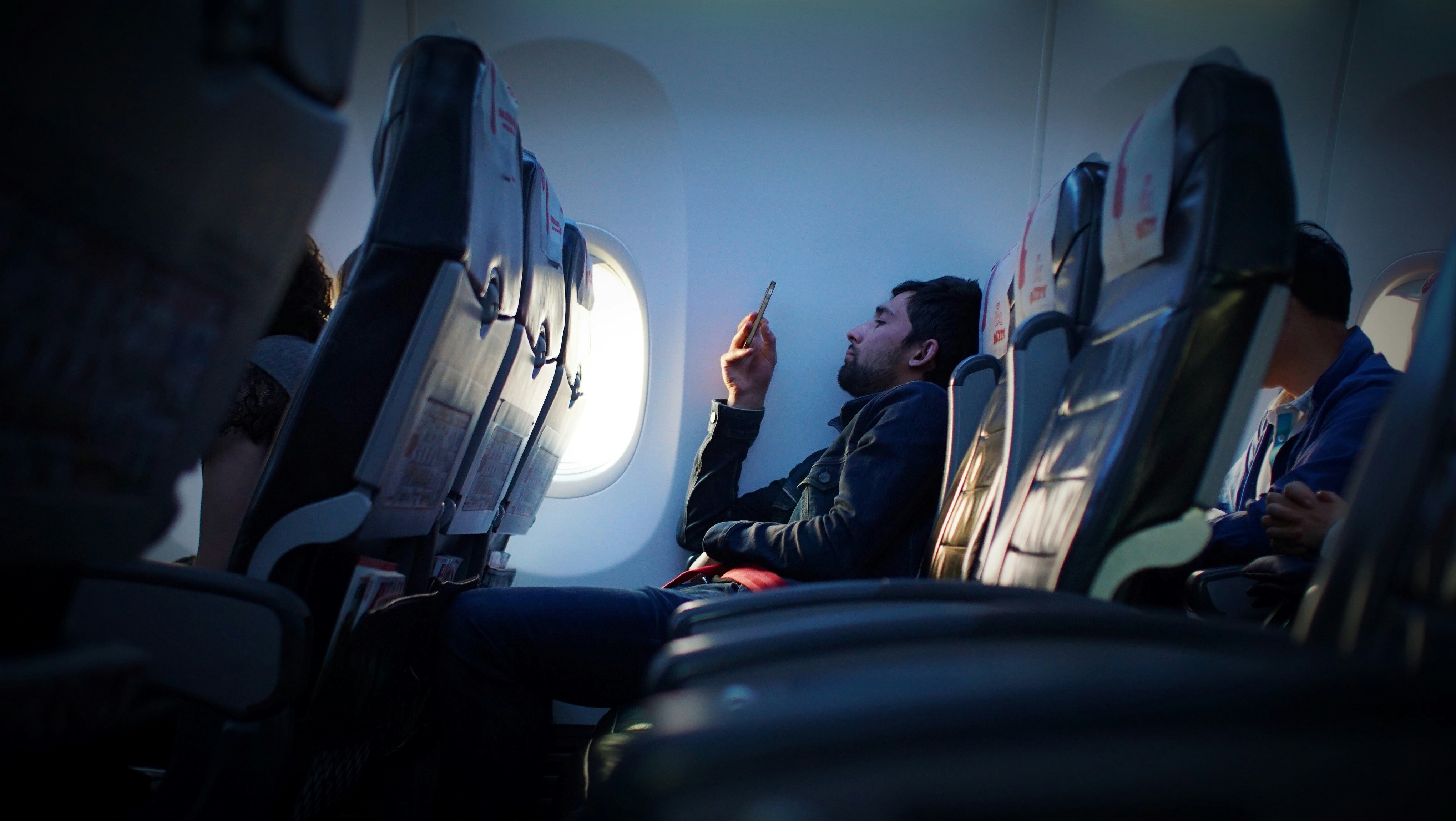Wi-Fi a bordo: de onde vem a internet que você usa no avião?