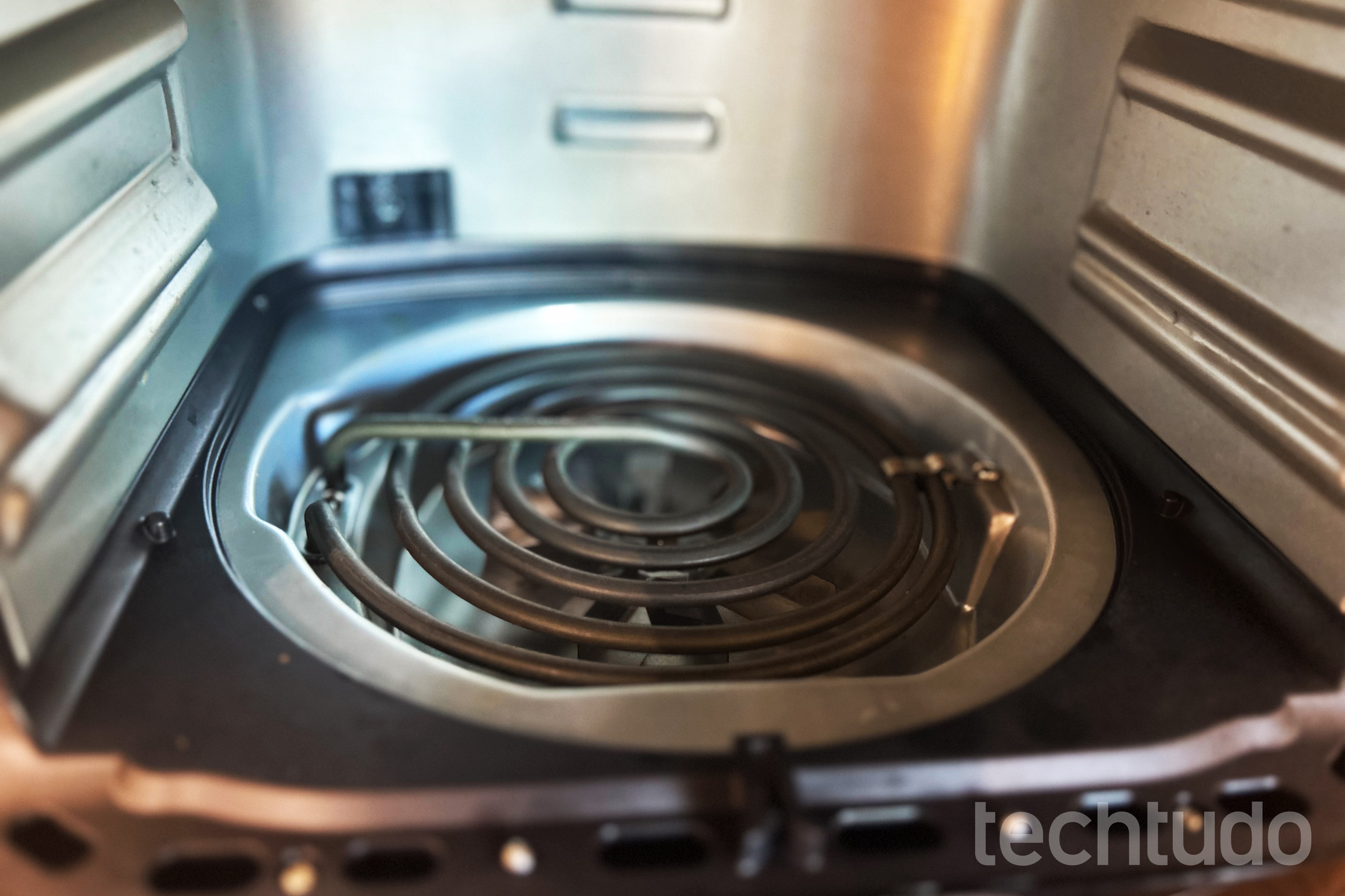 Como limpar a parte de cima da Air Fryer? Saiba cuidar da resistência