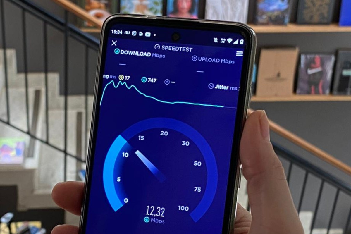 Teste de velocidade da internet no smartphone a mão mantém o