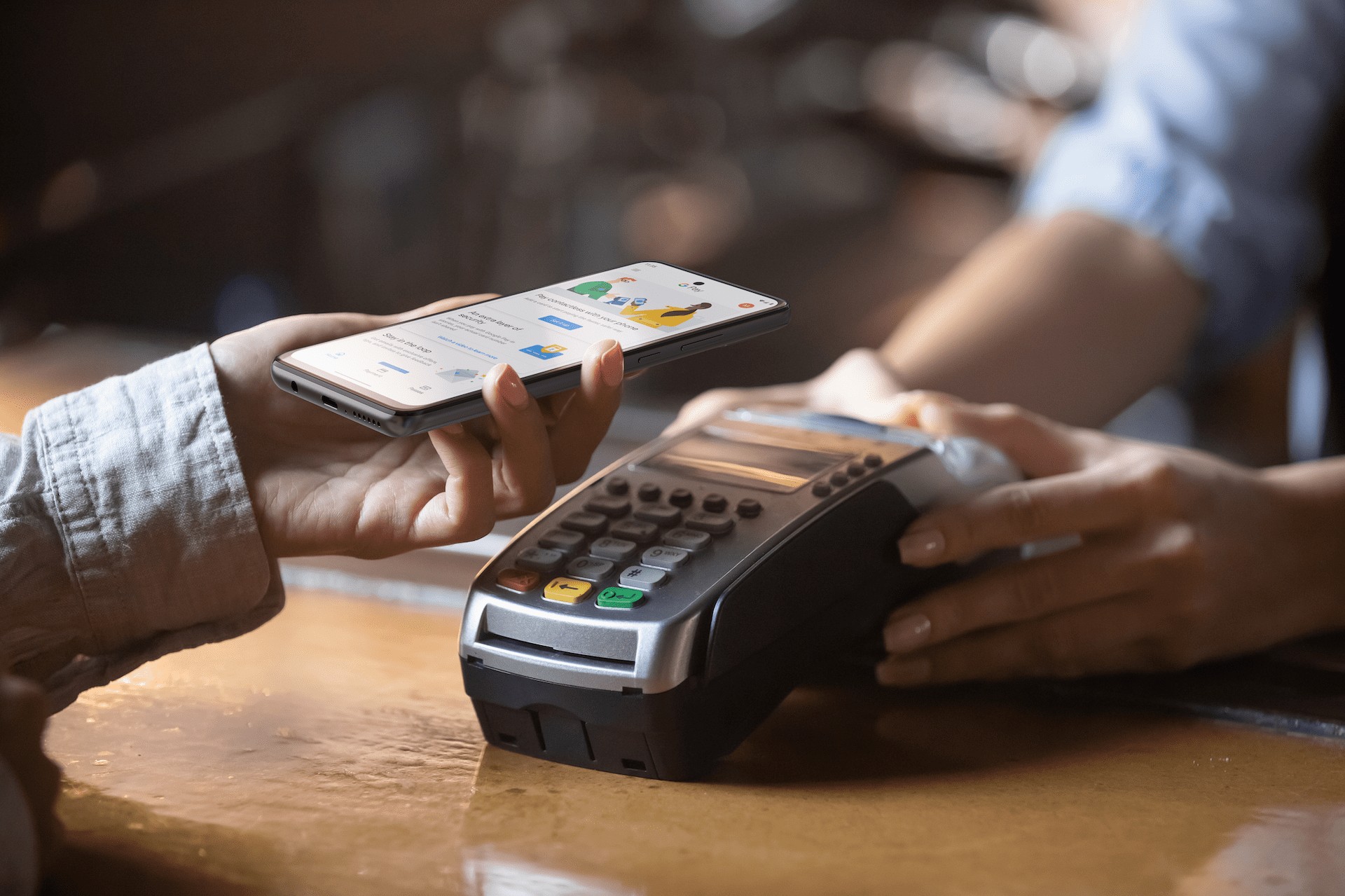 Pagamento por aproximação com celular ou cartão: qual te protege mais?