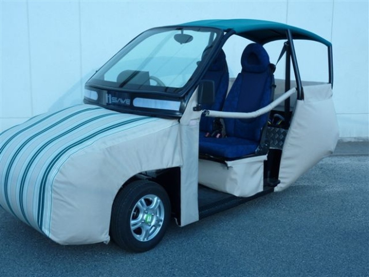 Самая безопасная машина в мире 2024. Машина из подушек. Мягкий автомобиль. Машина из подушек и одеял. Самая мягкая машина.