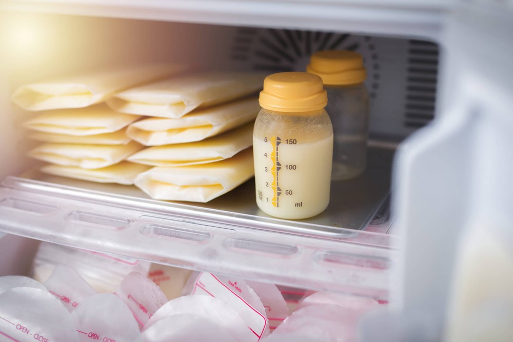 Como armazenar leite materno na geladeira? Veja cuidados e passo a passo