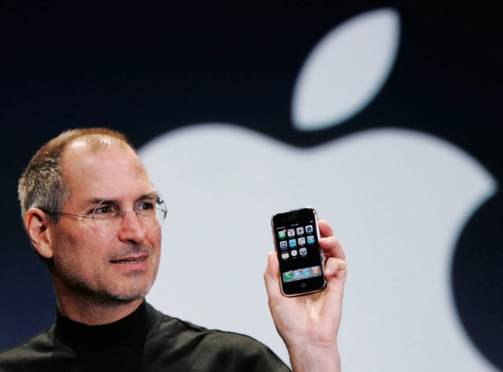 Em 2007, Steve Jobs apresentava ao mundo o primeiro iPhone — Foto: Reprodução/Apple