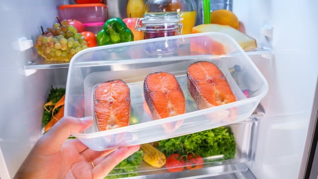 Como descongelar peixe corretamente: geladeira ou micro-ondas?