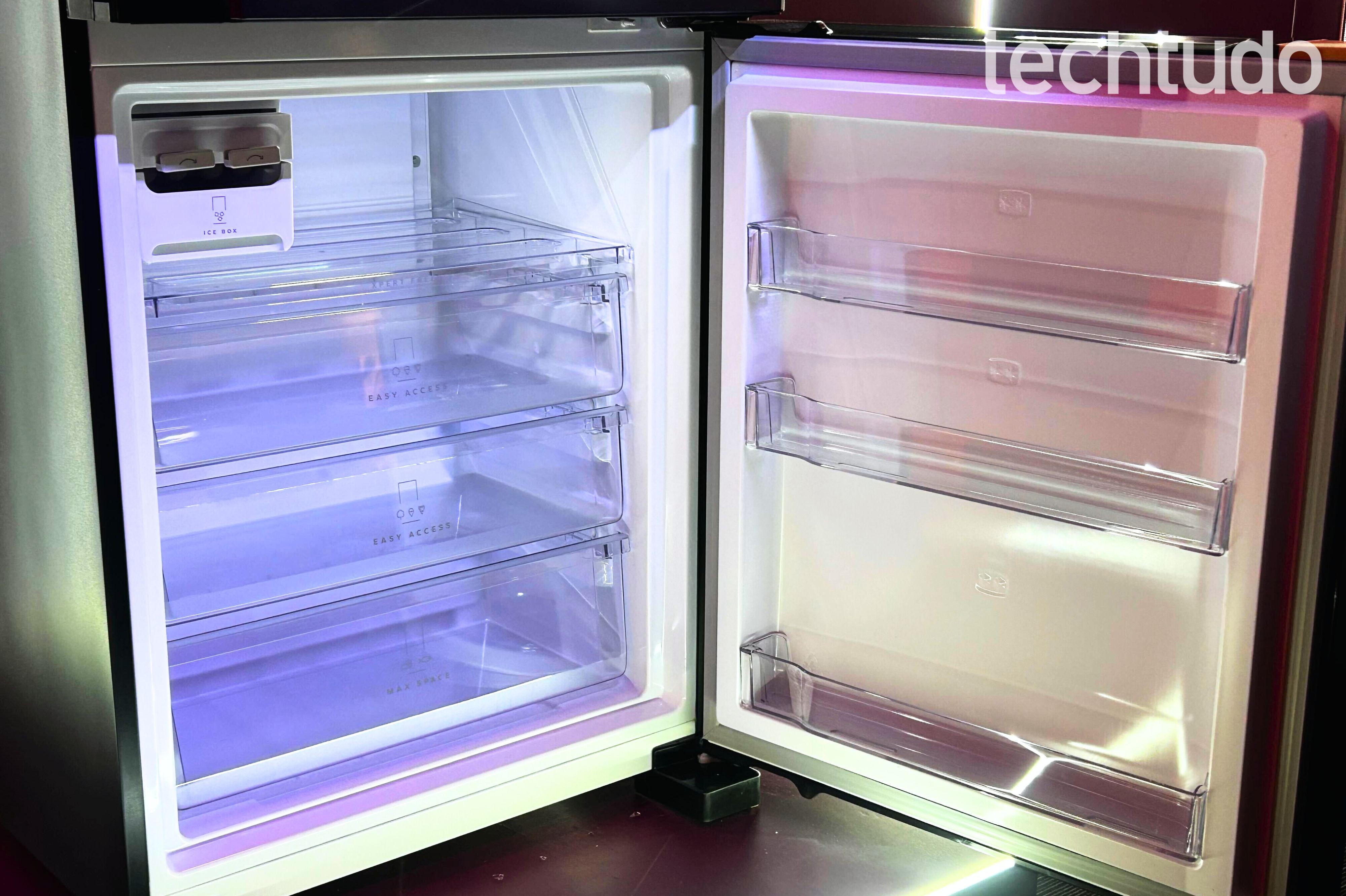 Você nunca deve colocar essas 10 coisas na porta da sua geladeira