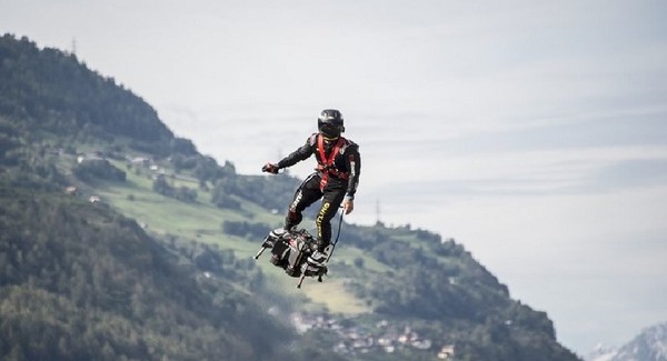 Ezfly e um hoverboard que promete voar ate 3 quilometros de altura