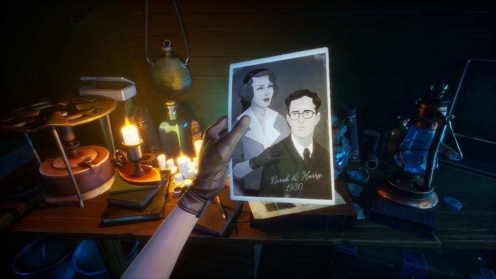 A história Call of the Sea é contada por meio de fotos, cartas e outros itens — Foto: Reprodução/Steam