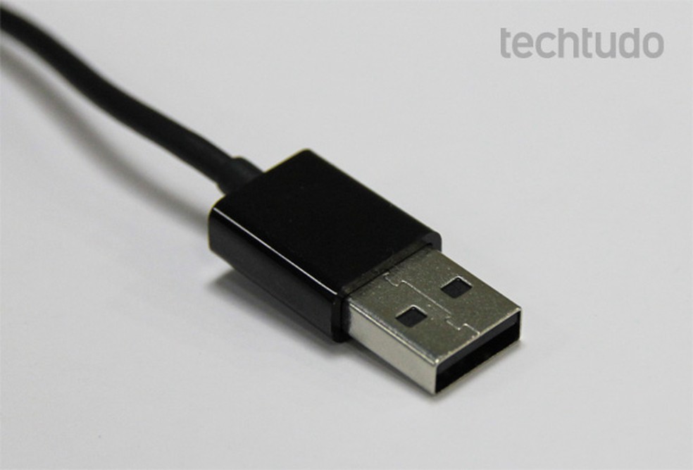 A forma mais fácil e simples de espelhar o conteúdo é com o cabo USB tradicional — Foto:  Isadora Díaz/TechTudo