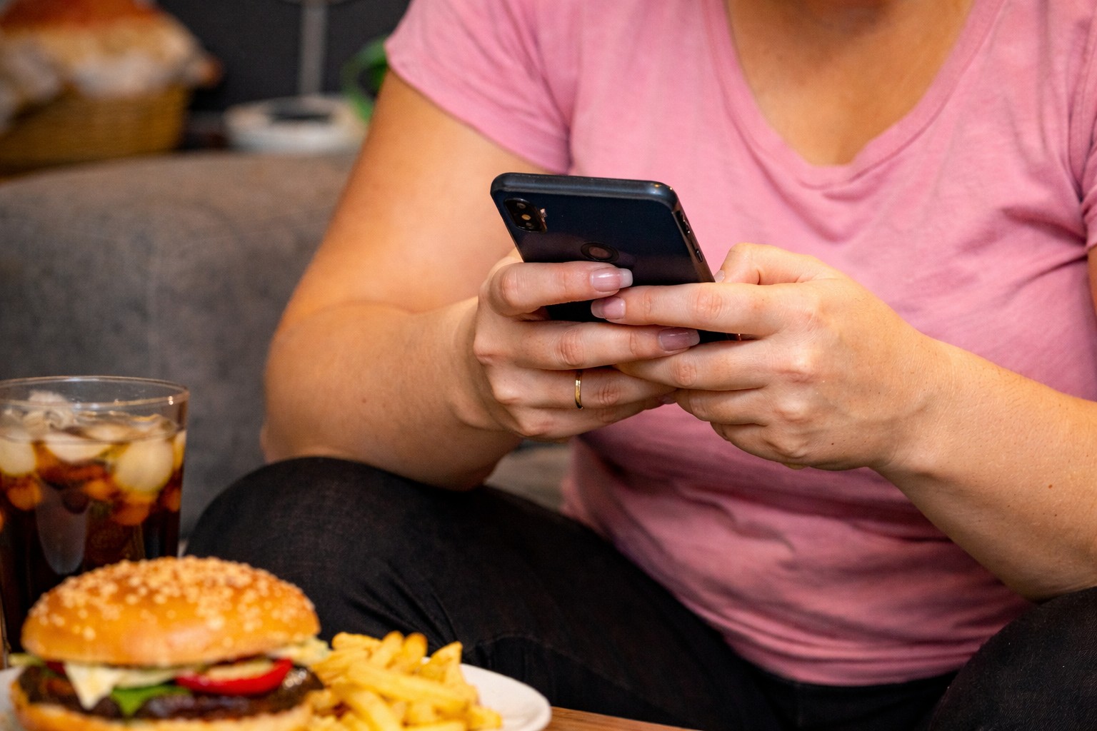 Usar o celular errado pode te impedir de emagrecer? Especialista explica fenômeno