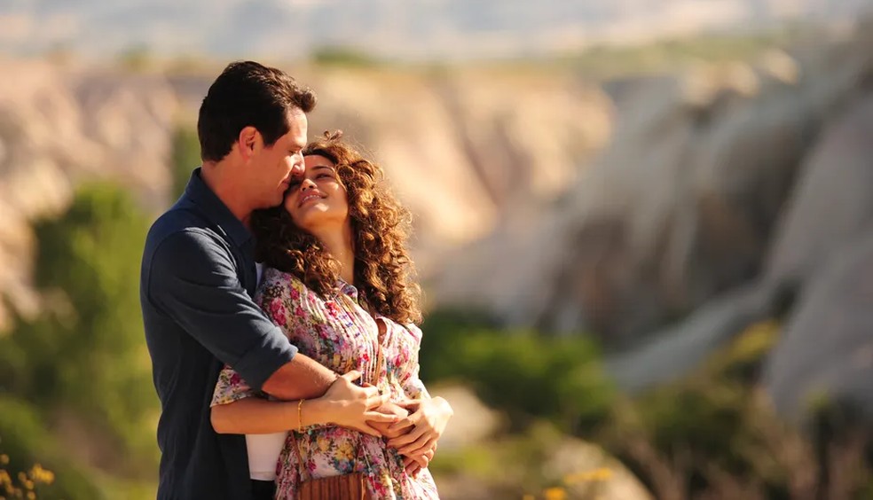 Nanda Costa e Rodrigo Lombardi interpretam respectivamente Morena e Theo, o casal principal de Salve Jorge — Foto: Reprodução/The Movie Database