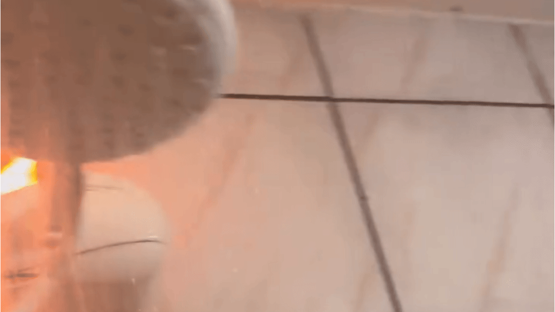 Chuveiro pega fogo durante banho e vídeo viraliza; veja como evitar incêndio