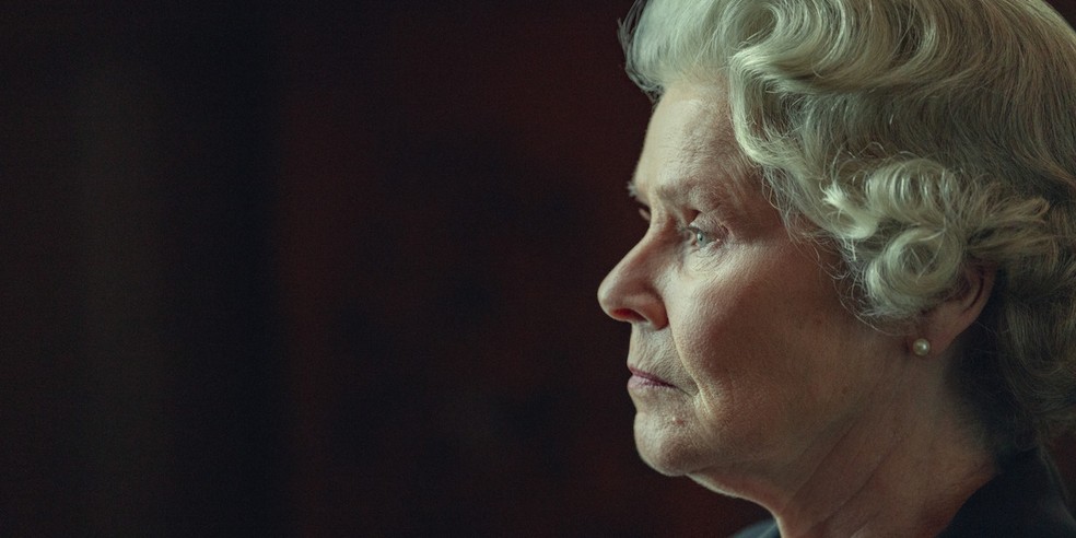 Imelda Staunton protagoniza a rainha Elizabeth II em The Crown, série britânica da Netflix — Foto: Divulgação/Netflix