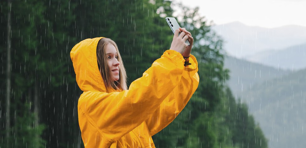 Galaxy A55 usado sob chuva — Foto: Divulgação/Samsung