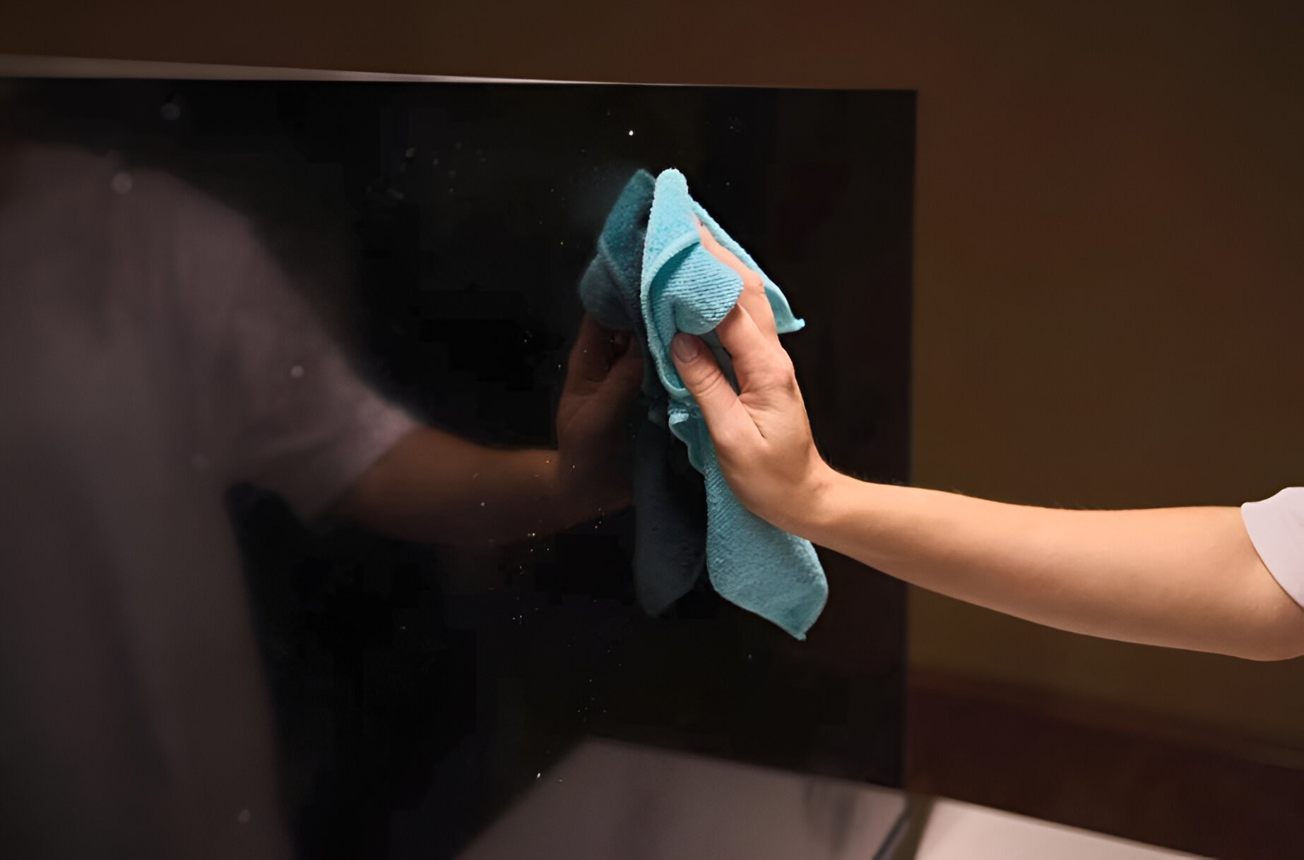 Como limpar tela de TV sem danificar? 5 métodos e dicas MUITO úteis