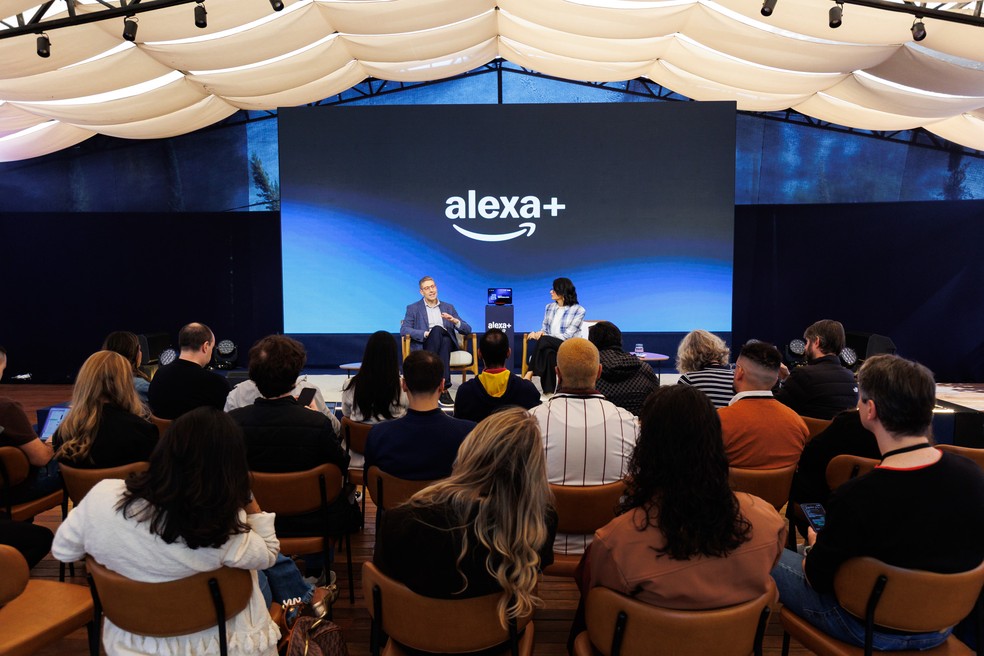 mbargo cai amanhã, dia 18/06, às 10h.    Beijos e obrigada pela presença de todos!      Alexa+ estreia no Brasil: assistente de IA generativa da Amazon chega mais   inteligente e conversacional    Disponível a partir de hoje em Acesso Antecipado, Alexa+ entende sotaques regionais e executa tarefas no mundo real   Após o Acesso Antecipado, Alexa+ passa a integrar o Amazon Prime como mais um benefício incluso na assinatura, sem custo adicional  São Paulo, 18 de junho de 2026 — A Amazon lança hoje no Brasil o programa de Acesso Antecipado de Alexa+, a maior evolução da assistente desde sua chegada ao país, em 2019. Construída sobre IA generativa, Alexa+ vai além de responder perguntas: age como assistente pessoal — agenda compromissos, ajuda com compras, te informa sobre praticamente tudo, controla a casa de forma simples e conversa com naturalidade, independentemente do sotaque ou das expressões regionais do usuário e o serviço é gratuito durante o período de Acesso Antecipado — Foto: Divulgação/Amazon