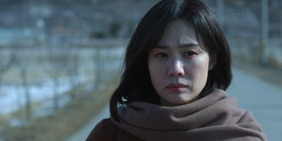 A atriz Kim Hyun-joo, de Jung_E, interpreta uma mulher que recebe de herança um cemitério com histórico misterioso — Foto: Divulgação/Netflix