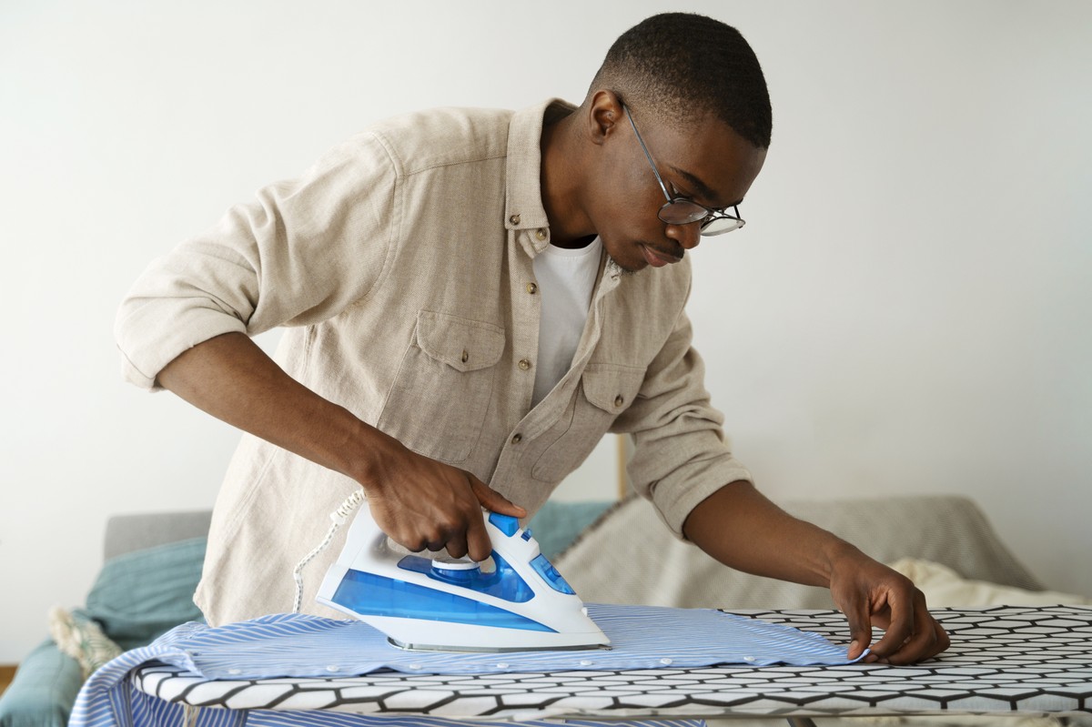 5 ferros de passar em promoção para deixar as roupas impecáveis