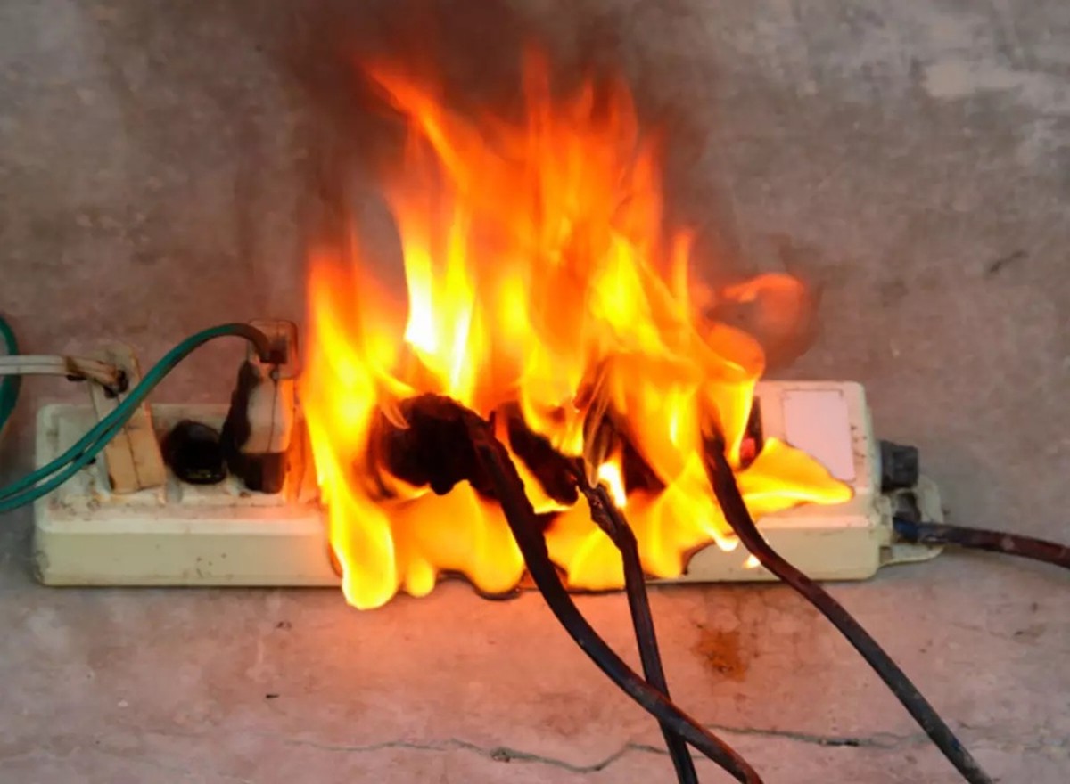 8 aparelhos para NUNCA usar extensão, segundo especialista