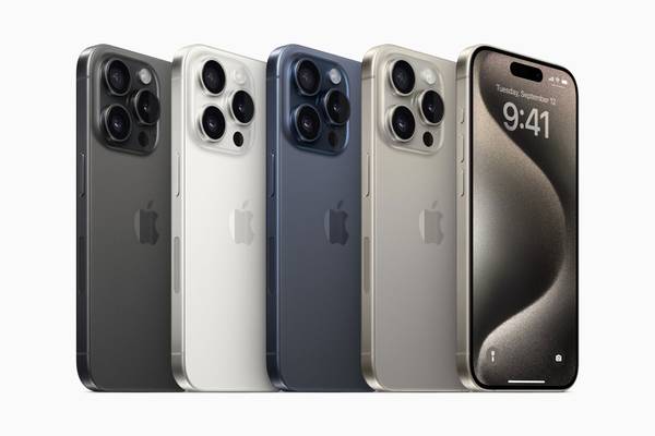 Das iPhone 15 Pro Max verfügt über ein modernes Design und vier Farboptionen