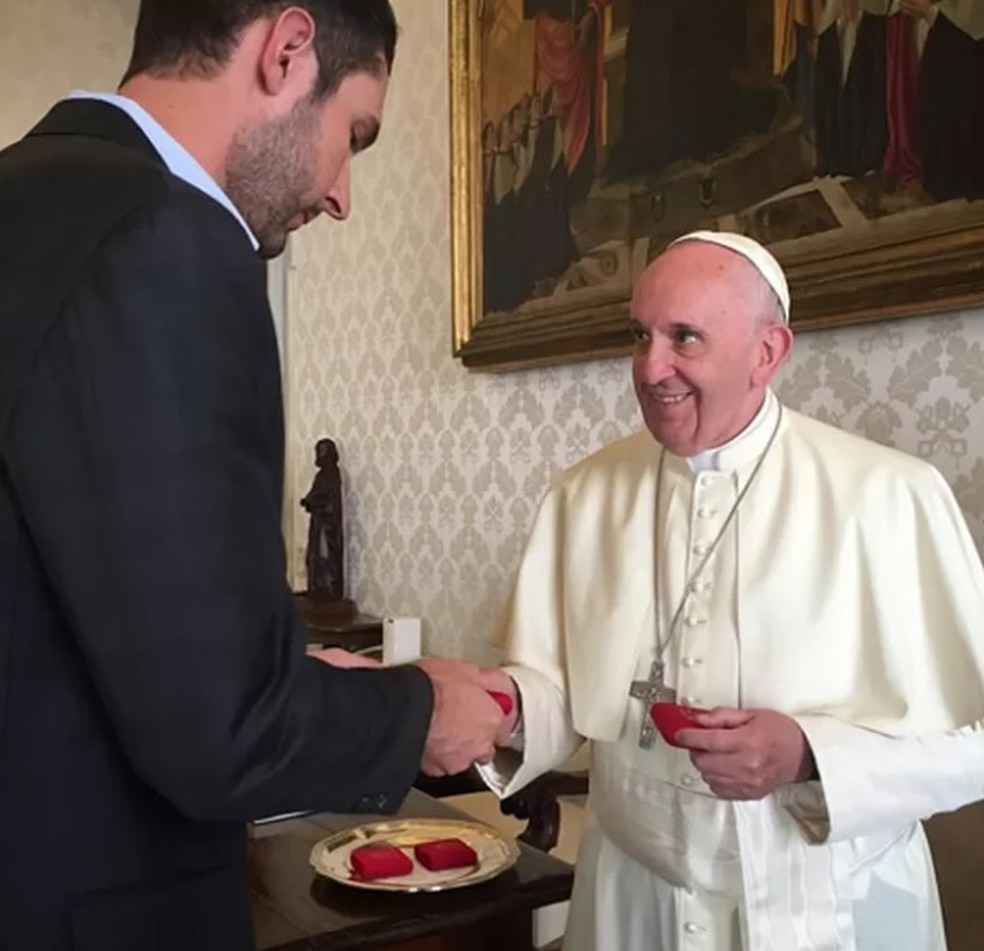Kevin Systrom encontrou o Papa Francisco em 2016 para ensiná-lo a criar uma conta no Instagram — Foto: Reprodução/Instagram