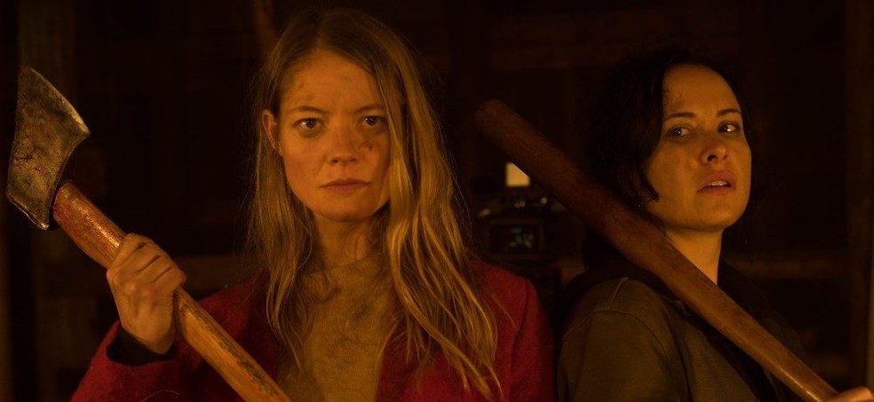 Em Lutar ou Morrer, um casal de mulheres se vê em uma emboscada — Foto: Reprodução/IMDb