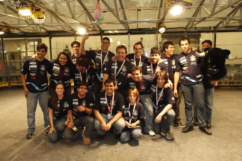 Alunos da RioBotz após conquistarem o ouro com o robô Touro (Foto: Arquivo Pessoal) — Foto: TechTudo
