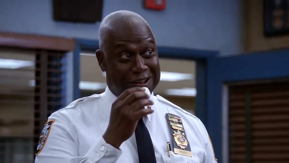 Enquanto as reações sérias são mais comuns para o Capitão Holt em Brooklyn 99 muitas vezes o personagem surpreende a todos — Foto: Reprodução/Blooklyn Nine-Nine