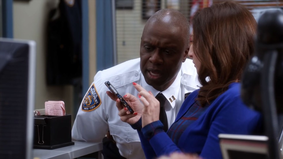 O vício em Kwazy Kupcakes mostrou um lado diferente de Raymond Holt, mas no fim sua força de vontade venceu — Foto: Reprodução/Blooklyn Nine-Nine
