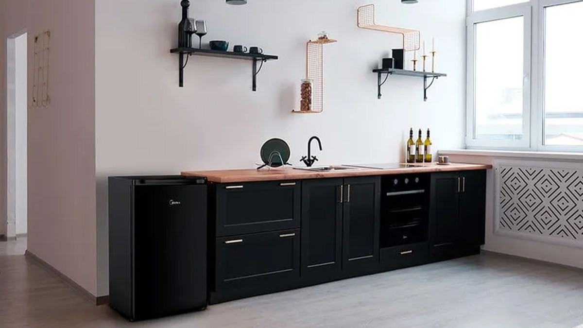 Frigobar preto: 6 modelos elegantes para investir neste verão