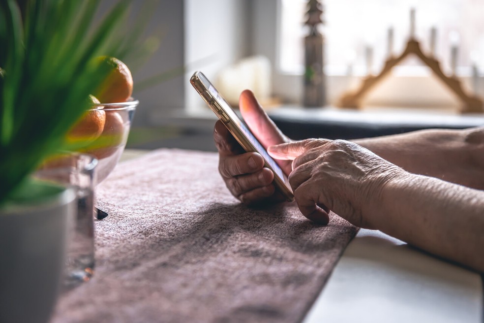 Especialistas apontam que celular pode funcionar como companhia, ponte com familiares e forma de pertencimento — Foto: Reprodução/Magnific (antigo Freepik)