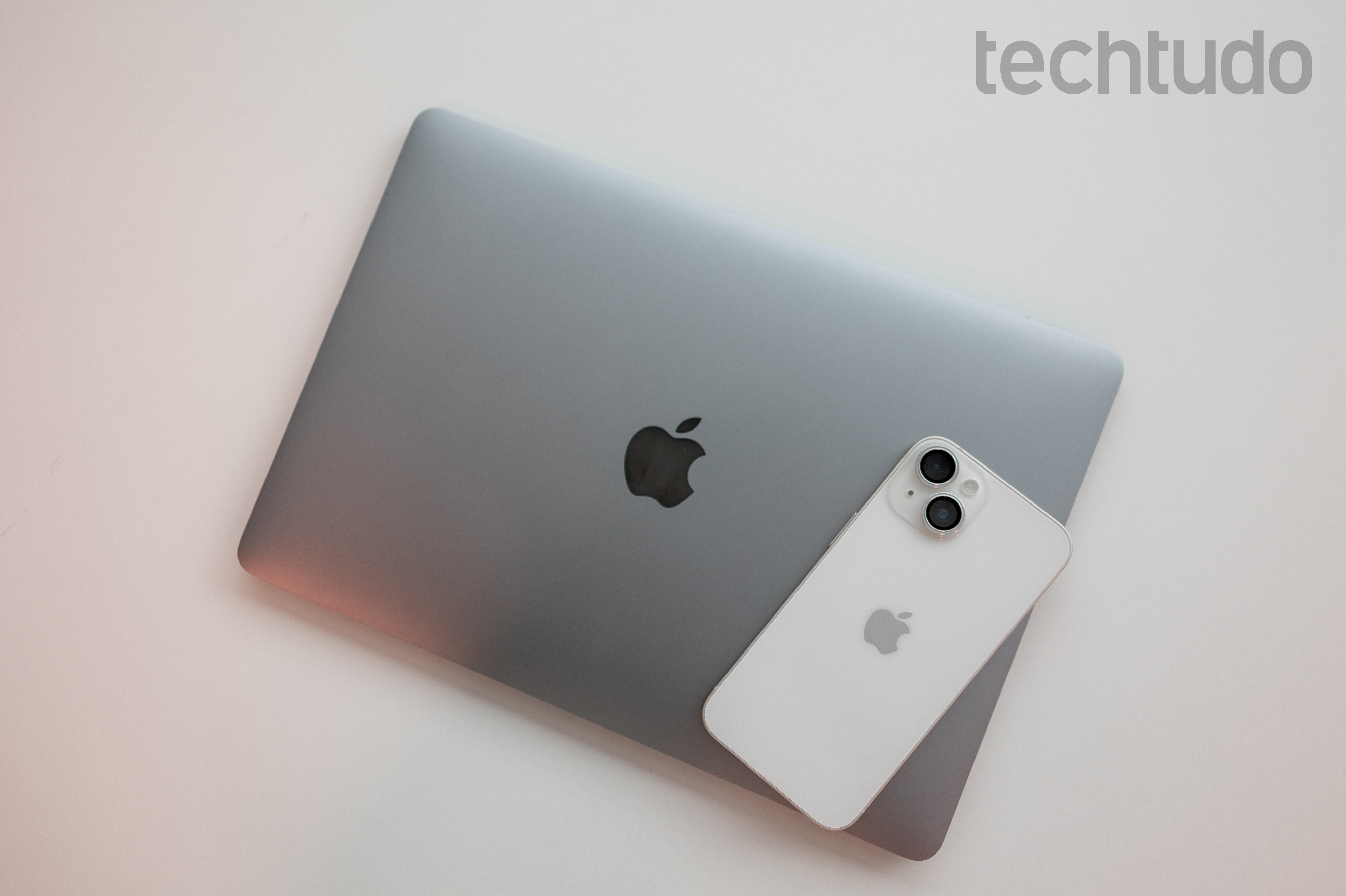 É possível espelhar o celular no notebook? Veja passo a passo