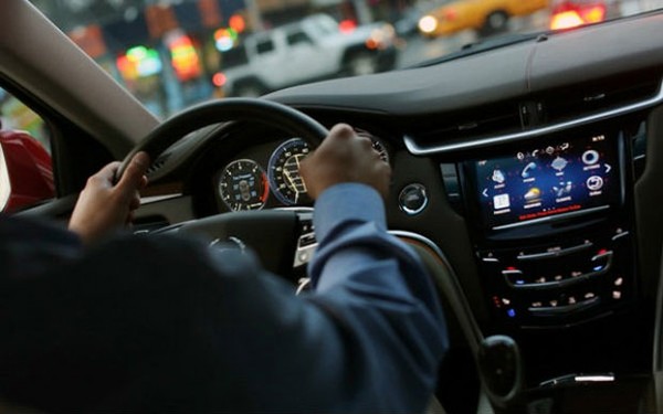 Cadillac apresenta computador de bordo que esbanja tecnologia