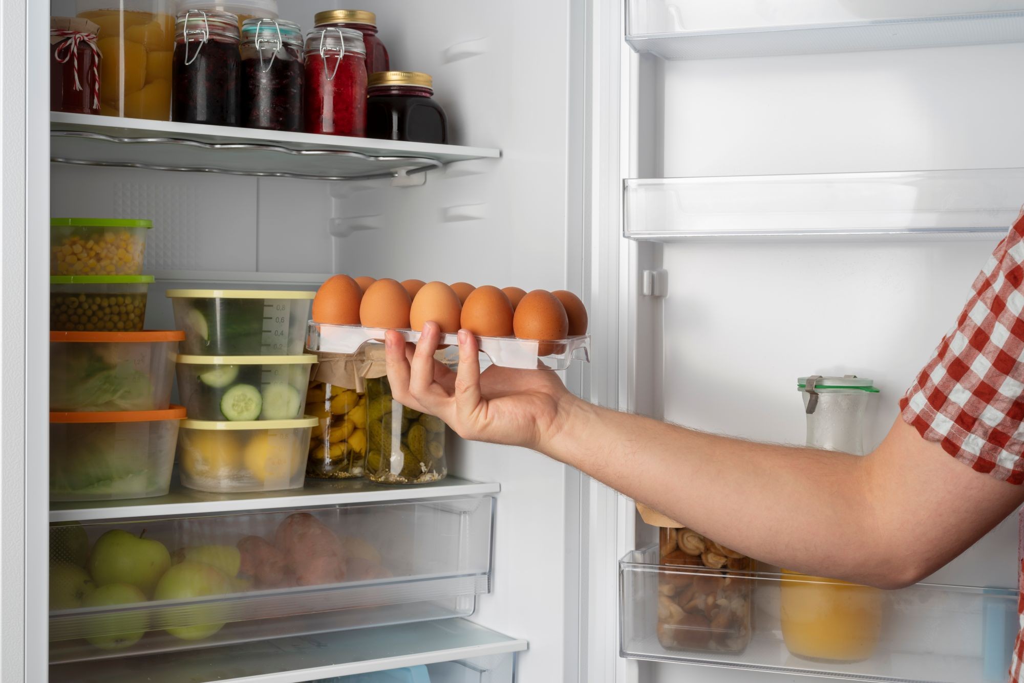 Comida dura quanto tempo na geladeira? E fora? Especialista revela tudo