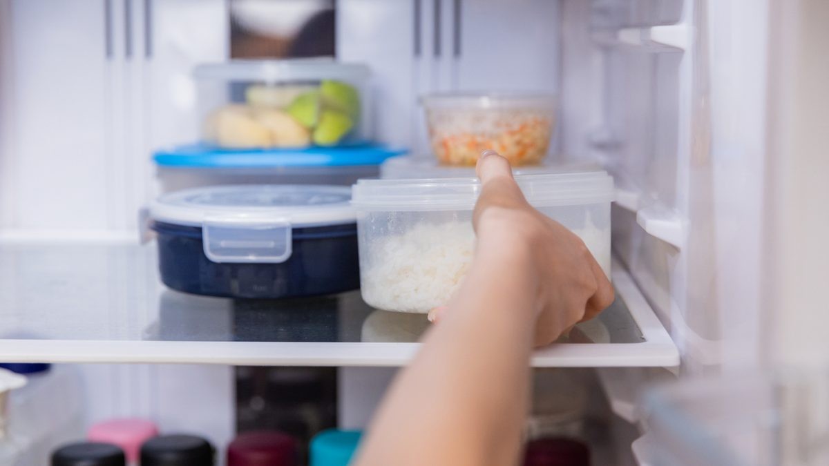 É melhor guardar comida quente ou fria na geladeira? Especialistas explicam