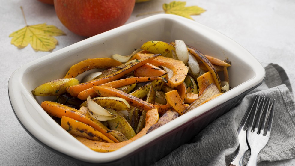 Legumes assados ficam prontos em até 15 minutos na air fryer — Foto: Reprodução/Freepik