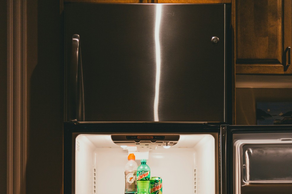Como limpar geladeira inox? Acabamento em aço deixa marcas de dedo, gordura e respingos mais evidentes; veja como fazer a limpeza da geladeira do jeito certo — Foto: Foto: Reprodução/Unsplash (Erik McLean)
