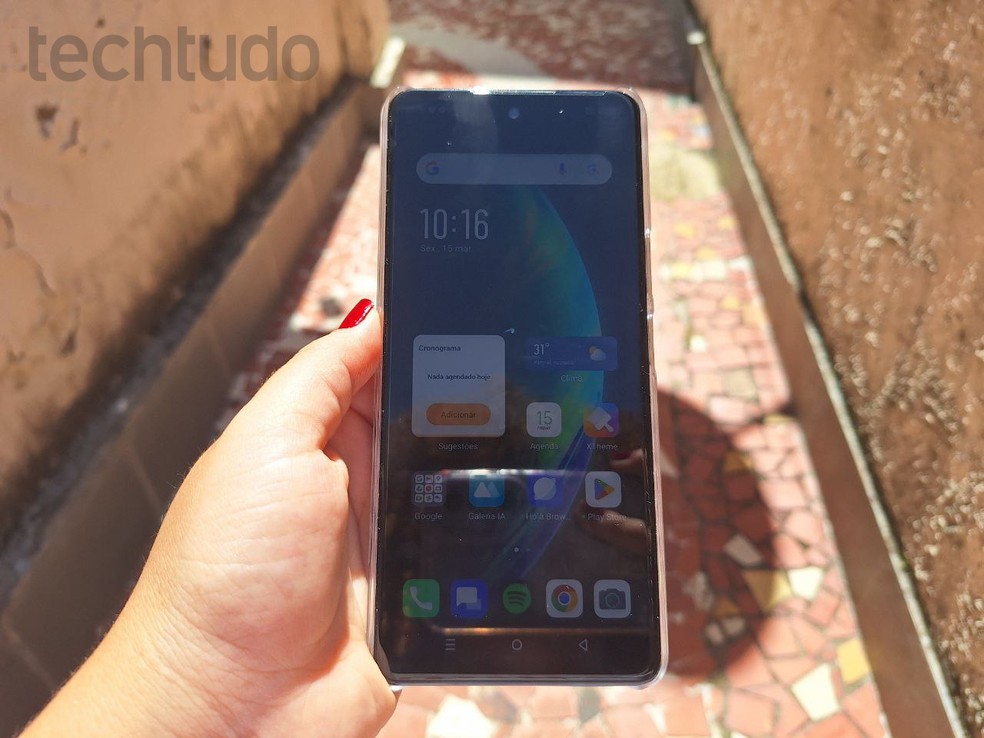 Infinix Note 30 5G possui tela com 580 nits que permite boa visualização do display sob a luz do sol — Foto: Taís Aparecida/TechTudo