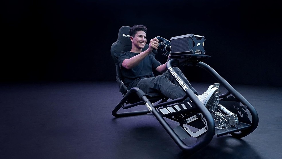 Playseat Trophy Sim Racing Cockpit serve para instalar volantes para corridanos jogos — Foto: Reprodução / Amazon