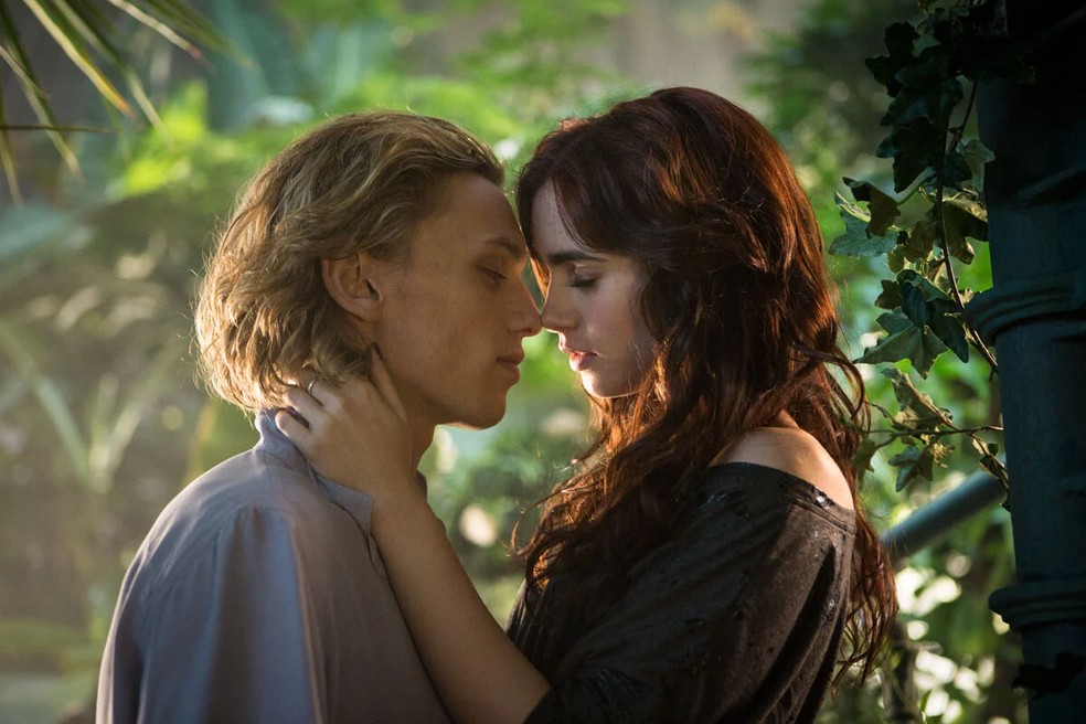 Apesar do filme não ter feito tanto sucesso, Lilly Collins e Jamie Campbell ficaram eternizados como Clary e Jace — Foto: Reprodução/Purebreak
