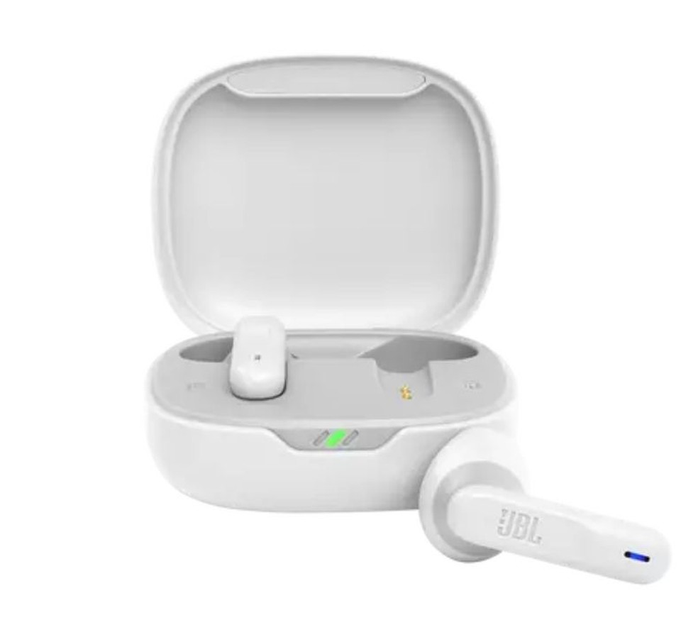 JBL Wave 300TWS: earbuds têm sensores que permitem controles via toques em suas hastes — Foto: Divulgação/JBL