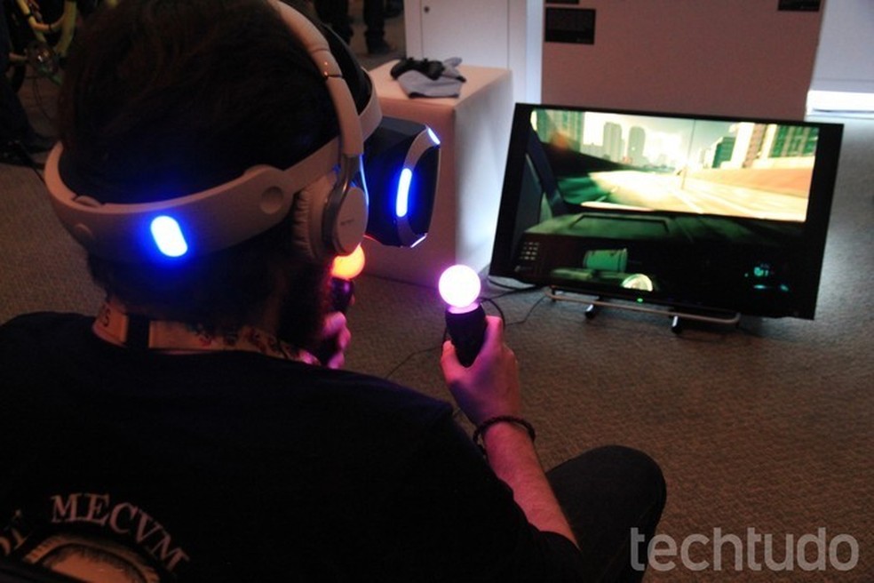 Dois homens jogando jogo de luta em óculos de realidade virtual