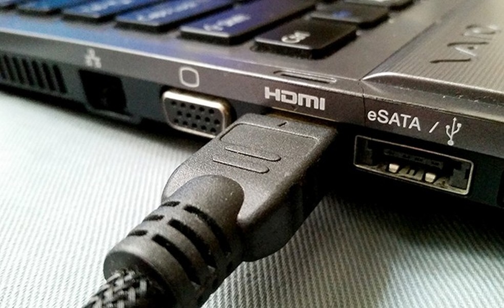 Plugue o cabo com duas pontas HDMI no computador e na TV (Foto: Barbara Mannara/TechTudo) — Foto: TechTudo