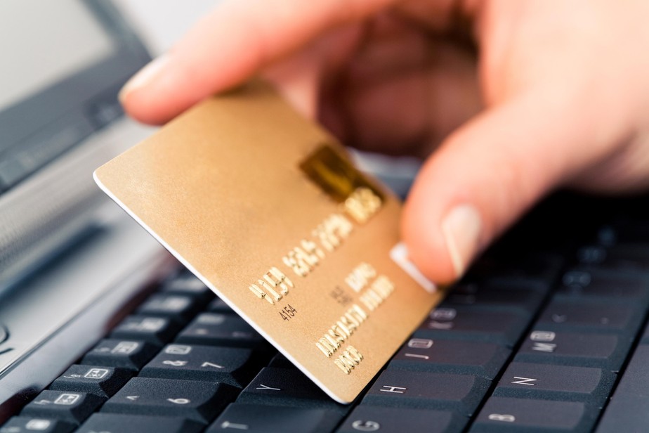 Criminosos usam Fortnite e cartões de crédito roubados para