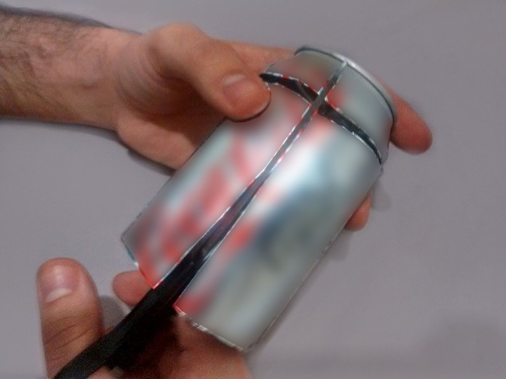 Use a tesoura para cortar lata verticalmente (Foto: Reprodução/Raquel Freire) — Foto: TechTudo