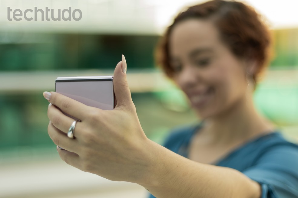 Tirando selfie com a câmera traseira do Galaxy Z Flip 5 graças ao display externo — Foto: Mariana Saguias/TechTudo