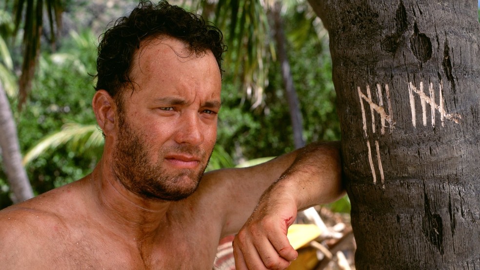 Tom Hanks interpreta um homem que fica naufragado em uma ilha deserta — Foto: Reprodução/The Movie Database