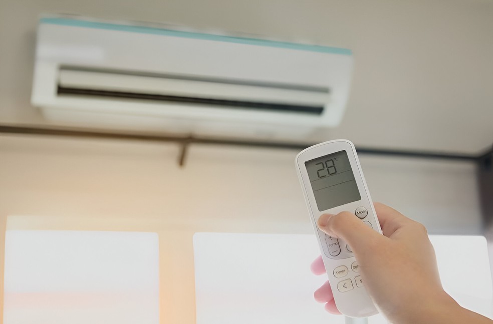O ar-condicionado nunca deve ser ligado em extensões ou adaptadores — Foto: Reprodução/Freepik